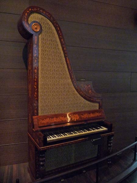 044_Brussels_piano_in_Musical_Instruments_Museum