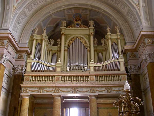 2048_Eger_cathedral_organ_pipes