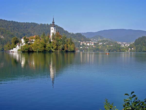 4121_Lake_Bled_island_from_shore_walk