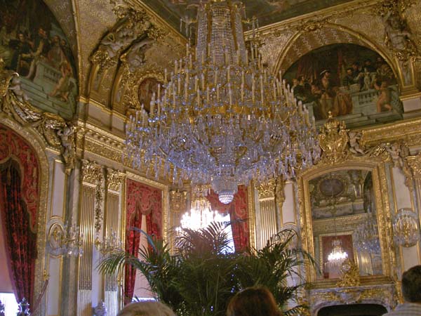 0034_Louvre_chandelier_in_apartments