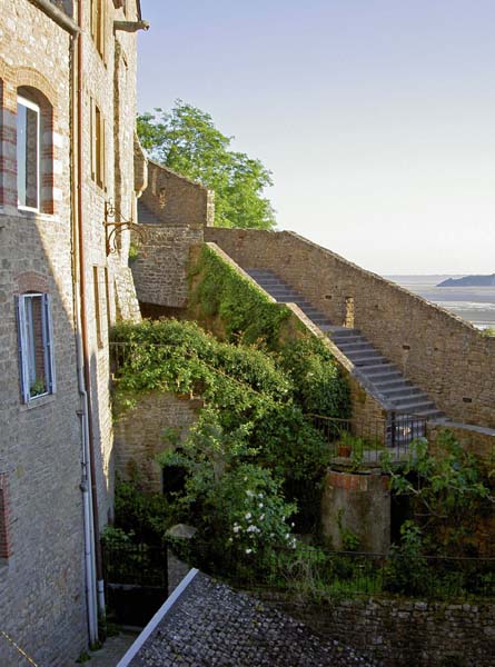 2051_Mont_St_Michel_perimeter_wall_stairs_dawn