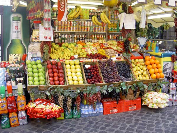 4007_Rome_fruit and juice corner vendor