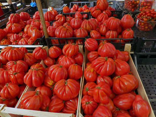 036_Palermo_tomatoes_at_Ballerò_market