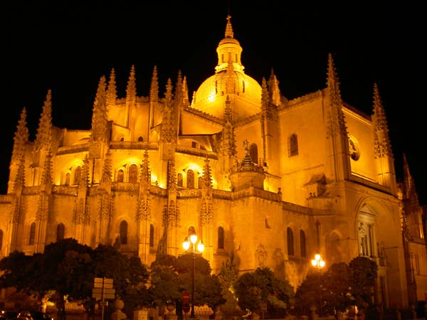 106_cathedral in Segovia at night