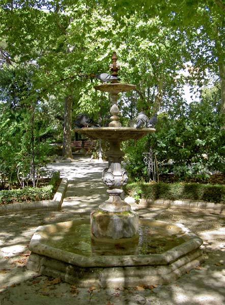 2065_fountain_in_city_park