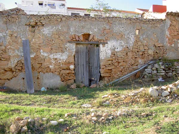 3046_old_wall_and_door_in_Salema