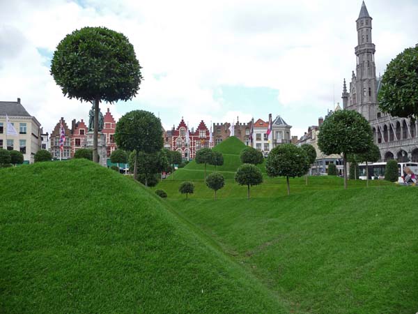 165_Brugges_main_square_garden_sculpture