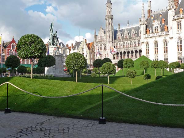 177_Brugges_main_square_garden_sculpture