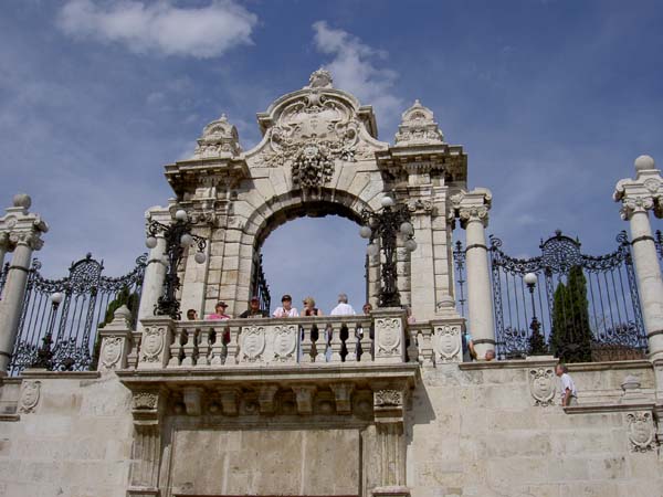 2081_Budapest_royal_palace_gate