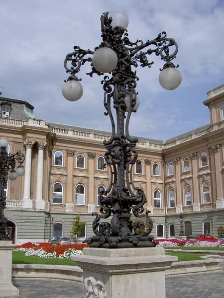 2086_Budapest_royal_palace_light_fixture