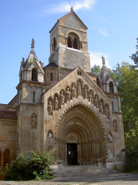 2134_Budapest_Vajdahunyad_castle_chapel