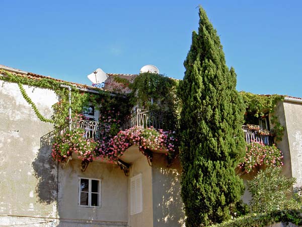 3132_Croatia_Rab_Island_balcony