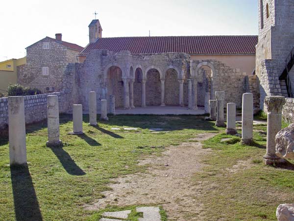 3140_Croatia_Rab_Island_old_chapel_foundations