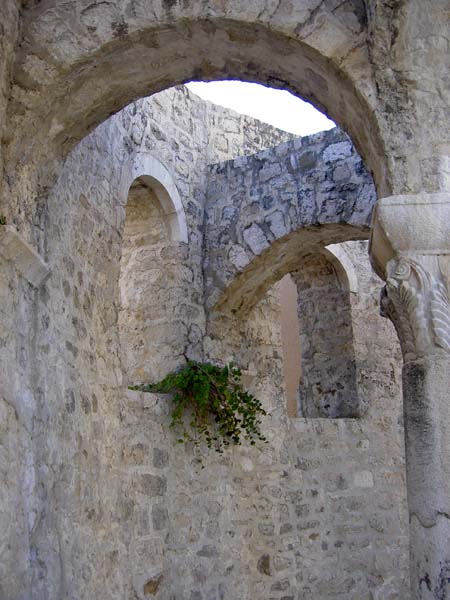 3142_Croatia_Rab_Island_old_chapel_wall