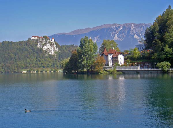 4119_Lake_Bled_castle_and_homes