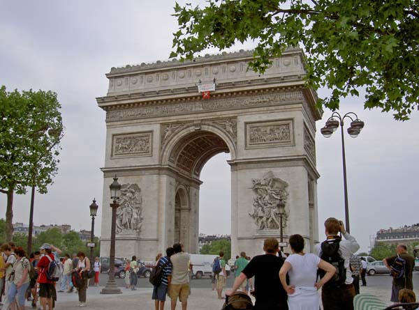 0115e_Paris_Arc_de_Triumphe_protesters