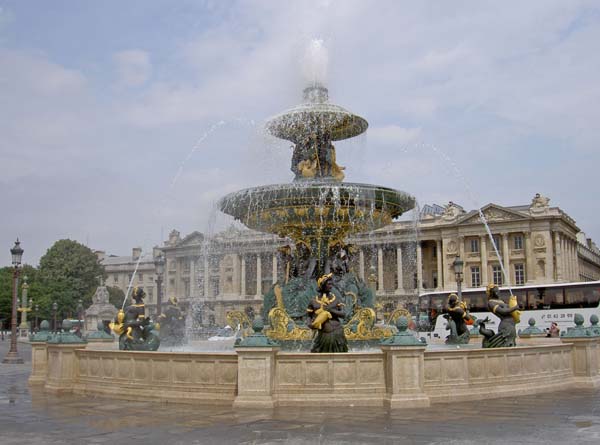 0115f_Paris_fountain_at_Place_de_la_Concorde