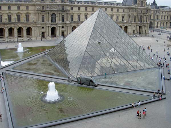 0115i_Louvre_pyramid