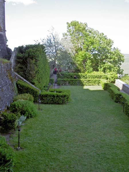 2063_Mont_St_Michel_abbey_garden