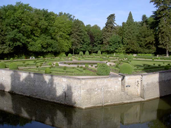 2086_Chenonceaux_garden