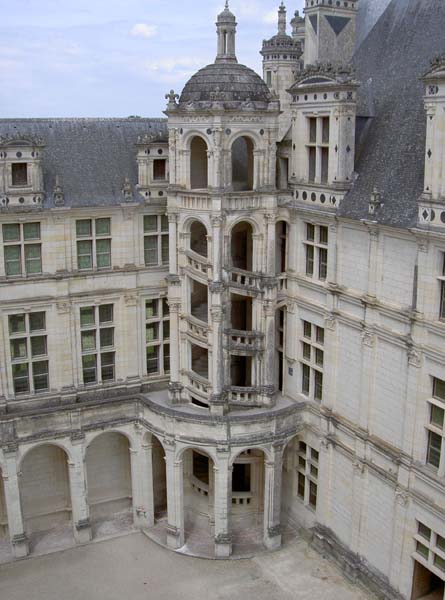 2103_Chambord_exterior_circular_stairs