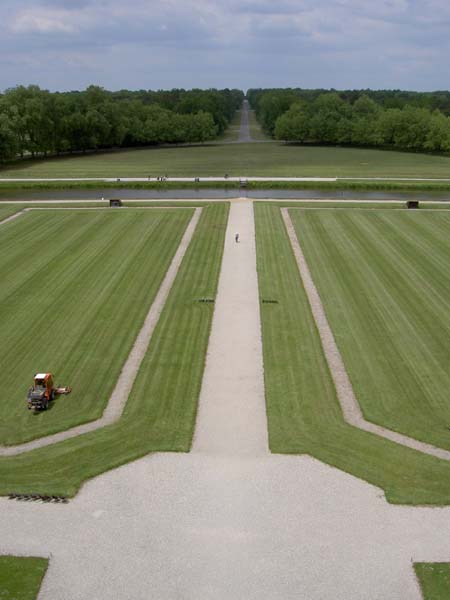 2105_Chambord_front_lawn