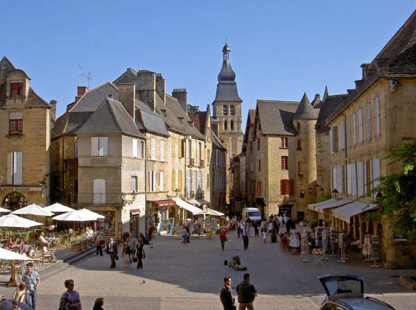 2130_Sarlat_main_square