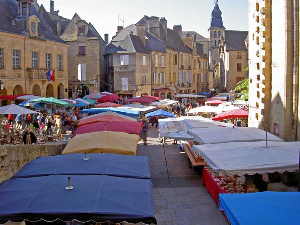 2137_Sarlat_market