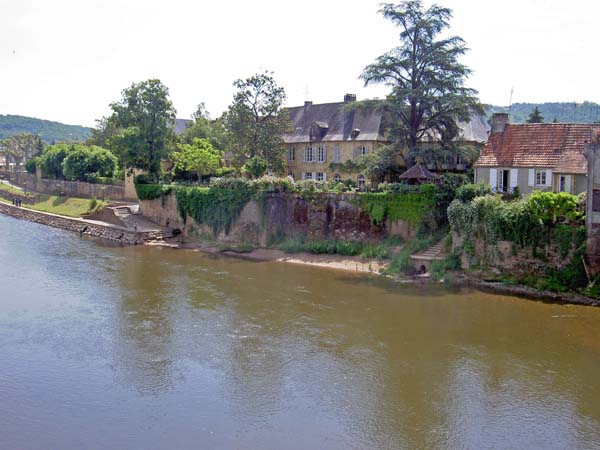 2150_town_start_canoe_trip_Vezere_river