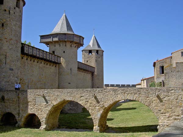 2172_Carcassonne_bridge_to_castle