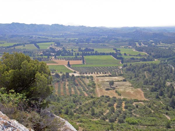 3060_Les_Baux_valley_below