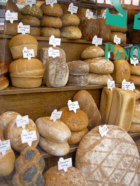 3171_Brussels_bread_in_baker_window