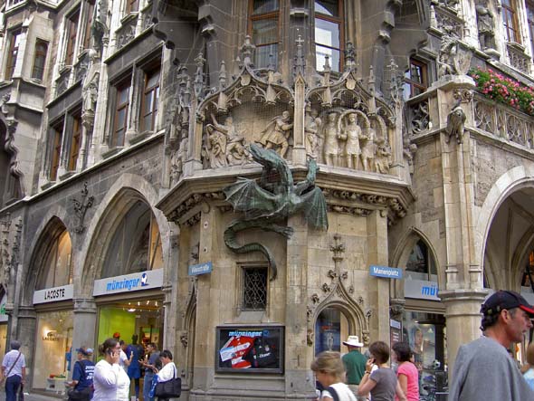 3060_Munich_New_Town_Hall_dragon