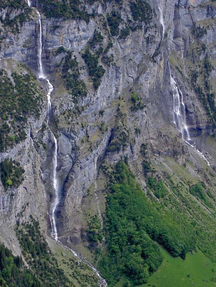 2156_Lauterbrunnen_valley_waterfalls