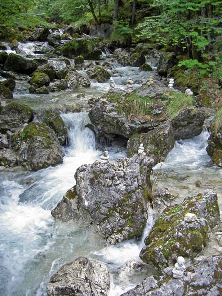 3206_Hallstatt_river_hike_cairns