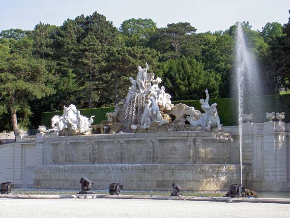 4038_Vienna_Schonbrun_palace_fountain