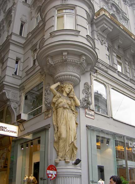 4113_Vienna_building_statue