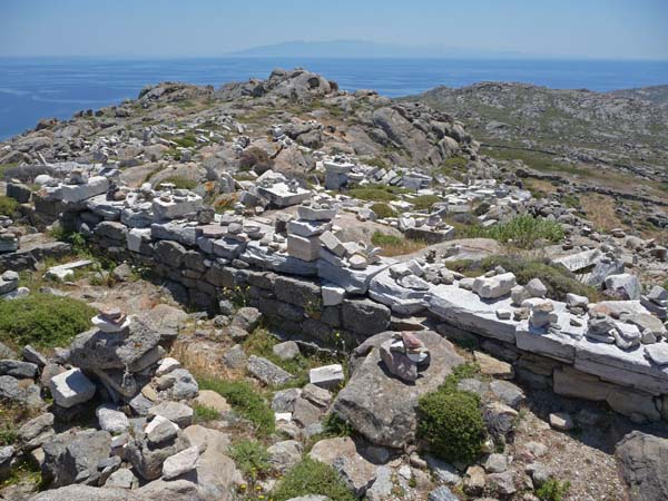 078_Delos_mountain_top_cairns