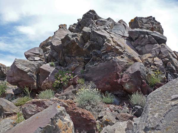 136_Santorini_rocks_on_trail_to_Oia