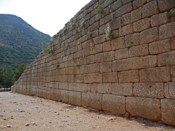 546_Mycenae_beehive_tomb_entrance