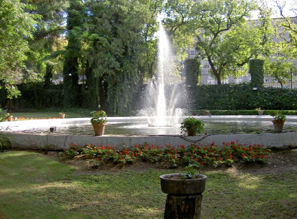 2111_fountain_at_Gonzalez_Byass