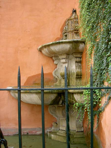 2146_corner_fountain_in_Barrio_Santa_Cruz