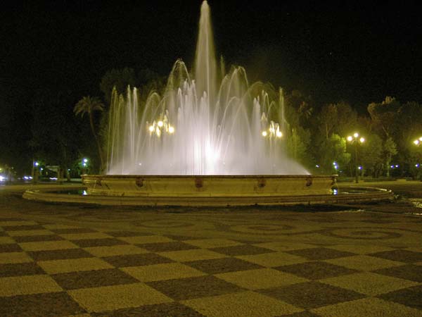 2191_fountain_at_Plaza_de_Espana