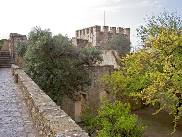 3135_along_the_castelo_walls