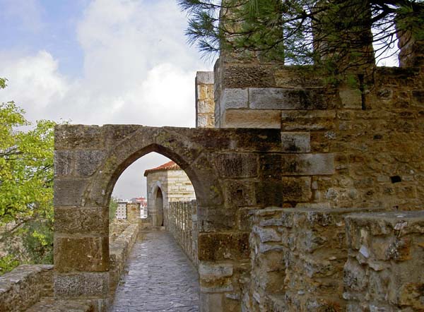 3137_along_the_castelo_walls