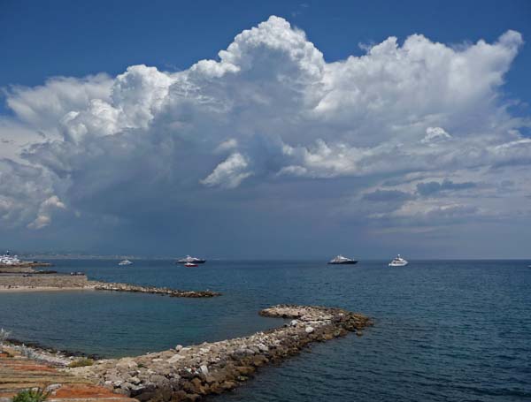 806_Antibes_cloud_over_Nice