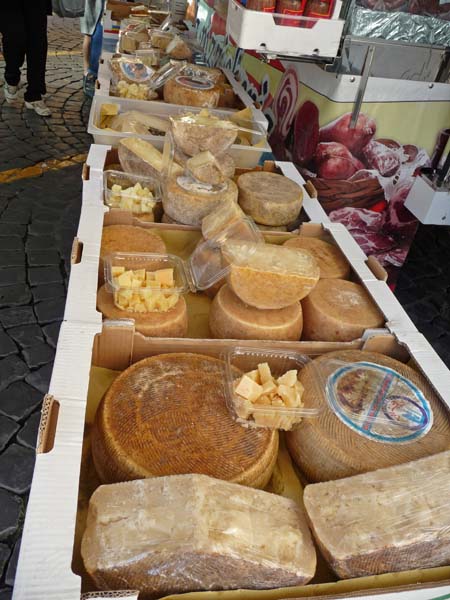 0304_Orvieto_market_cheeses