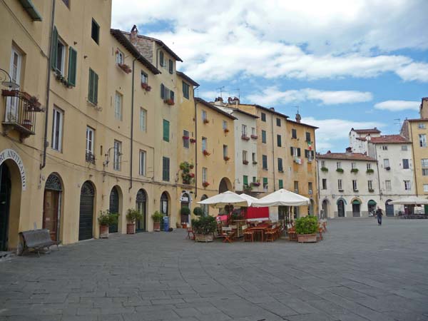 0535_Lucca_old_colosseum