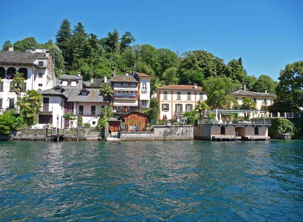 0889_Lake_Orta_shore