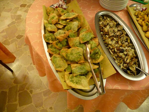 0836_Levanto_dinner_fried_spinach_pockets